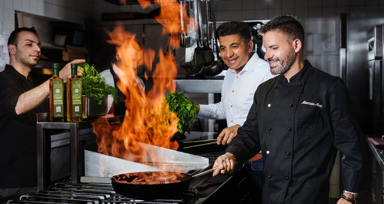 Am Römerbrunnen | © Saja Seus - Photography Am Römerbrunnen - Kochteam am Herd | © Saja Seus - Photography